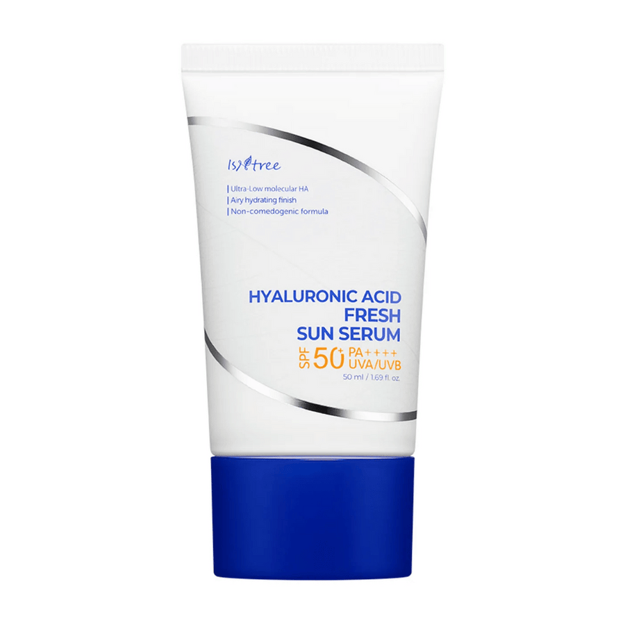 Isntree Hyaluronic Acid Fresh Sun Serum med SPF50+ PA++++ är ett solskydd som kombinerar effektivt skydd med intensiv återfuktning tack vare hyaluronsyra med låg molekylvikt. Lätt, icke-komedogen formula som absorberas snabbt och passar känslig hud.