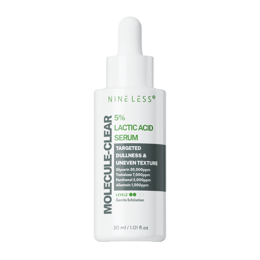 Nine Less Molecule-Clear 5% Lactic Acid Serum i vit flaska med pipett, designad för att jämna ut ojämn hudtextur och ge skonsam exfoliering. Storlek 30 ml.