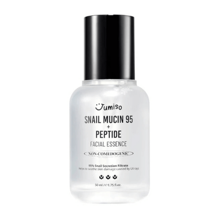 Jumiso Snail Mucin 95 + Peptide Facial Essence i en genomskinlig flaska med svart lock. Lugnande, återfuktande och icke-komedogen essens med 95 % snigelsekret.