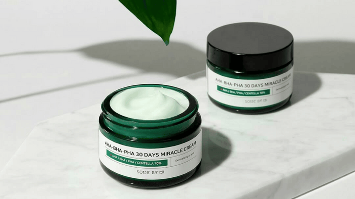 Some By Mi AHA-BHA-PHA 30 Days Miracle Cream är formulerad med 70% Centella Asiatica-extrakt och exfolierande syror för att lugna, återfukta och behandla aknebenägen hud. Passar perfekt för daglig användning och lämnar huden klar och balanserad.