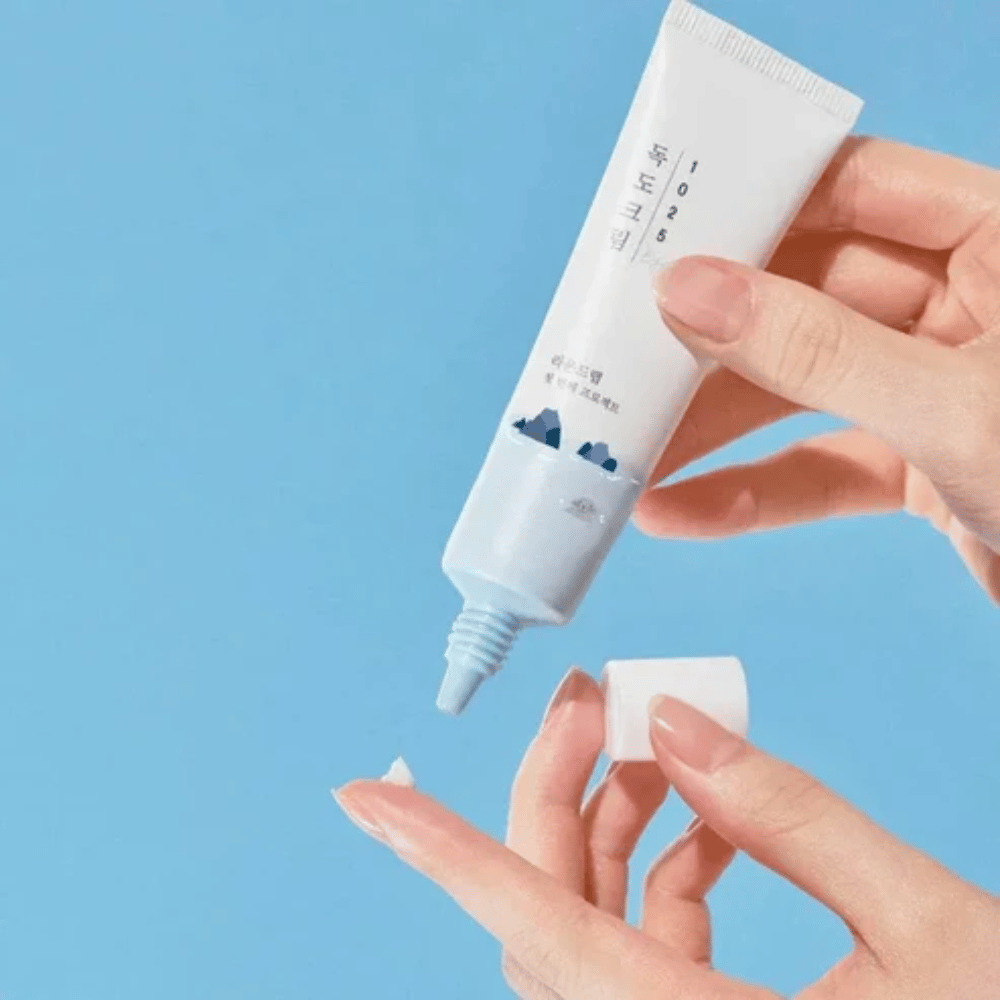 Round Lab 1025 Dokdo Eye Cream tuubi kevyttä voidetta, jota levitetään sormenpäähän herkän silmänympärysihon hellävaraiseen hoitoon