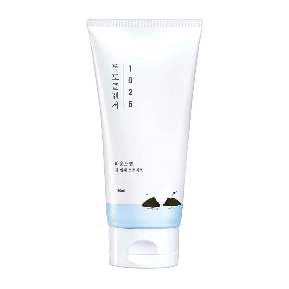 Round Lab 1025 Dokdo Cleanser valkoisessa tuubissa, jossa sininen pohja ja musta painatus, irrotettu valkoisella taustalla.