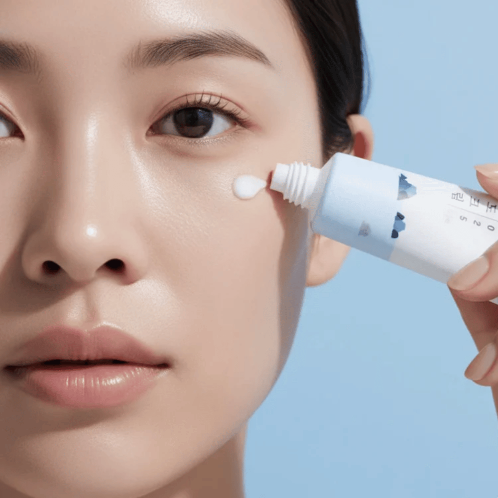Round Lab 1025 Dokdo Eye Cream levitetään silmänalusen iholle, kosteuttava Silmänympärysvoide, joka tekee ihosta pehmeämmän ja vähentää hienoja juonteita