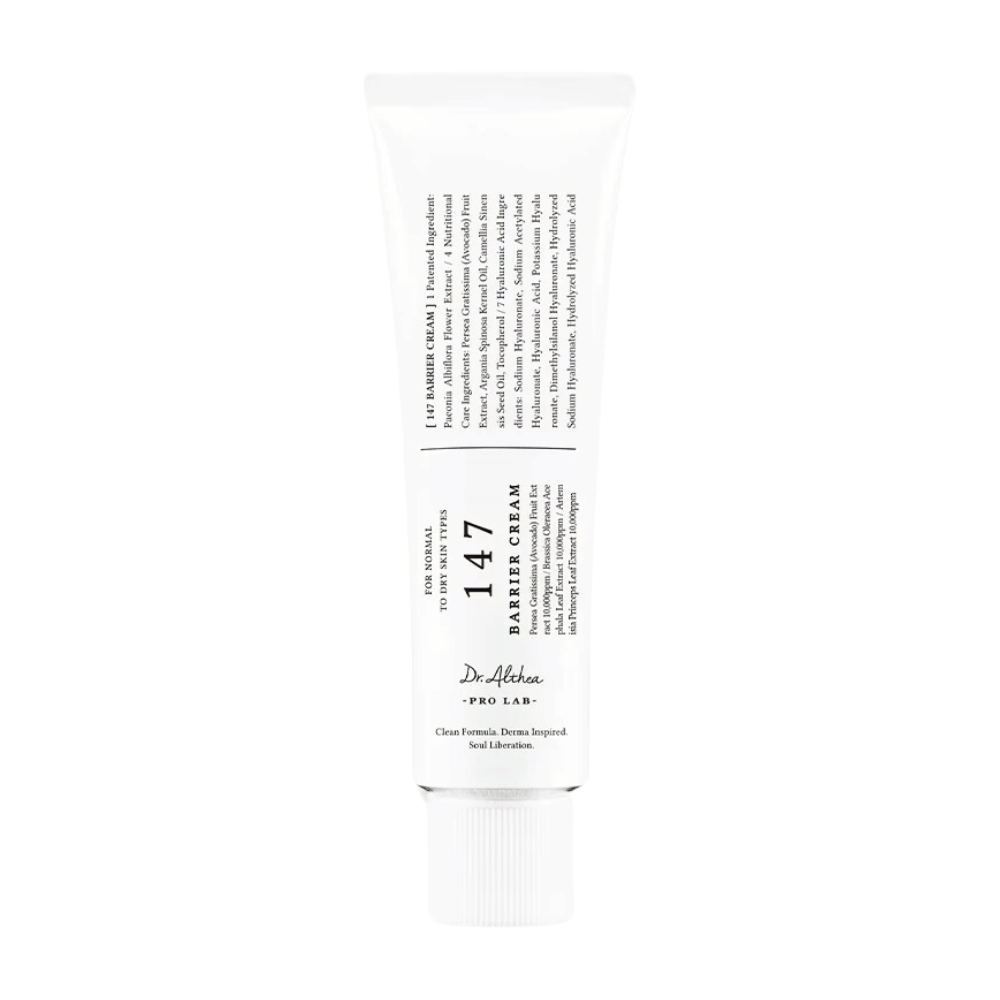 Kuva näyttää Dr. Althea'n "147 Barrier Cream". Pakkaus on yksinkertainen ja tyylikäs valkoisella pohjalla ja mustalla tekstillä. Tuubin teksti antaa tietoa tuotteesta, mukaan lukien sen toiminnan estevoiteena, ja mainitsee, että se on puhdas kaava, dermatologisesti inspiroitu ja tarkoitettu "soluvapautukseen". Se vaikuttaa olevan ihonhoitotuote, joka on suunniteltu vahvistamaan ihon luonnollista suojamuuria.