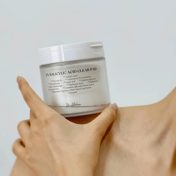 Dr. Althea 2% Salicylic Acid Clear Pad pidetään kädessä. Toner pads 2% salisyylihapolla, jotka kuorivat hellävaraisesti, rauhoittavat ihoa ja parantavat ihon rakennetta.