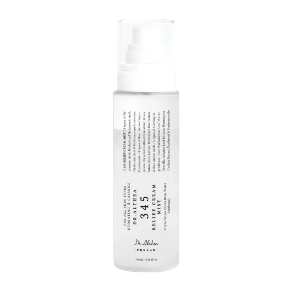 Dr. Althea 345 Relief Cream Mist valkoisella taustalla, kevyt kasvosuihke kaksivaiheisella koostumuksella, joka kosteuttaa, rauhoittaa ja vahvistaa ihoa koko päivän.