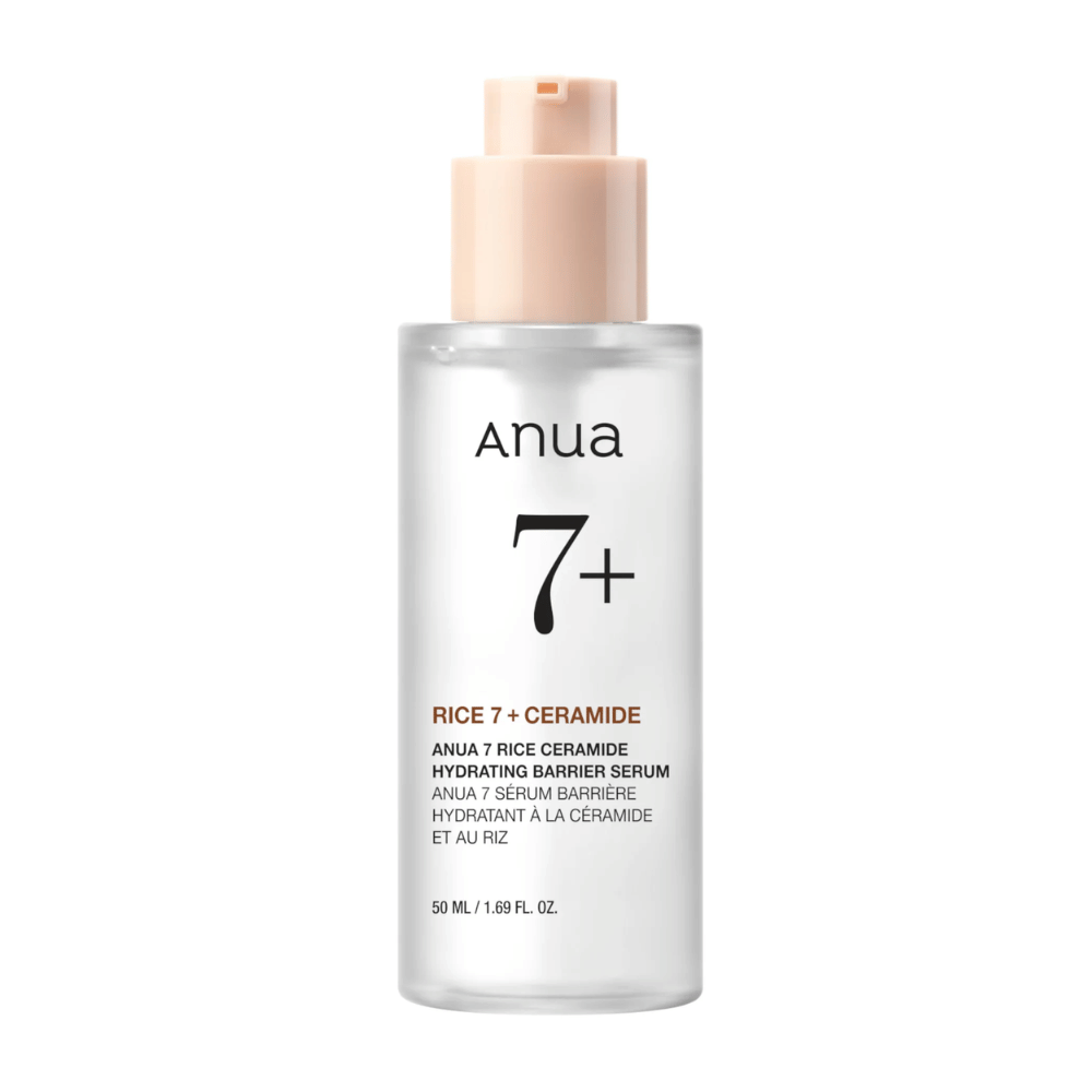 "Anua 7+ Rice Ceramide Hydrating Barrier Serum" -pullo, jossa on selkeä ja minimalistinen muotoilu. Pakkaus on läpinäkyvä vaaleanpunaisella pumpulla ja sisältää 50 ml seerumia, joka on rikastettu riisillä ja keramideilla kosteuttamaan ja vahvistamaan ihon suojakerrosta.