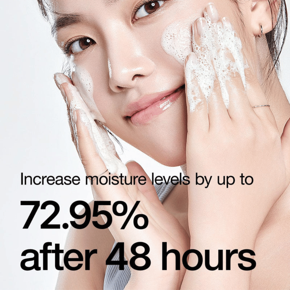 
Anua 8 Hyaluronic Acid Hydrating Gentle Foaming Cleanser on hellävarainen puhdistustuote, joka yhdistää kahdeksan erilaista hyaluronihappoa antaakseen intensiivistä kosteutusta ja kosteuttaakseen ihoa. Tämä puhdistusvoide luo runsaan, pehmeän vaahdon, joka poistaa tehokkaasti lian ja meikin kuivattamatta ihoa. Kliiniset testit osoittavat, että se voi lisätä kosteustasoa jopa 72,95 % 48 tunnin jälkeen, mikä tekee siitä ihanteellisen kuivalle ja herkälle ihotyypille. 