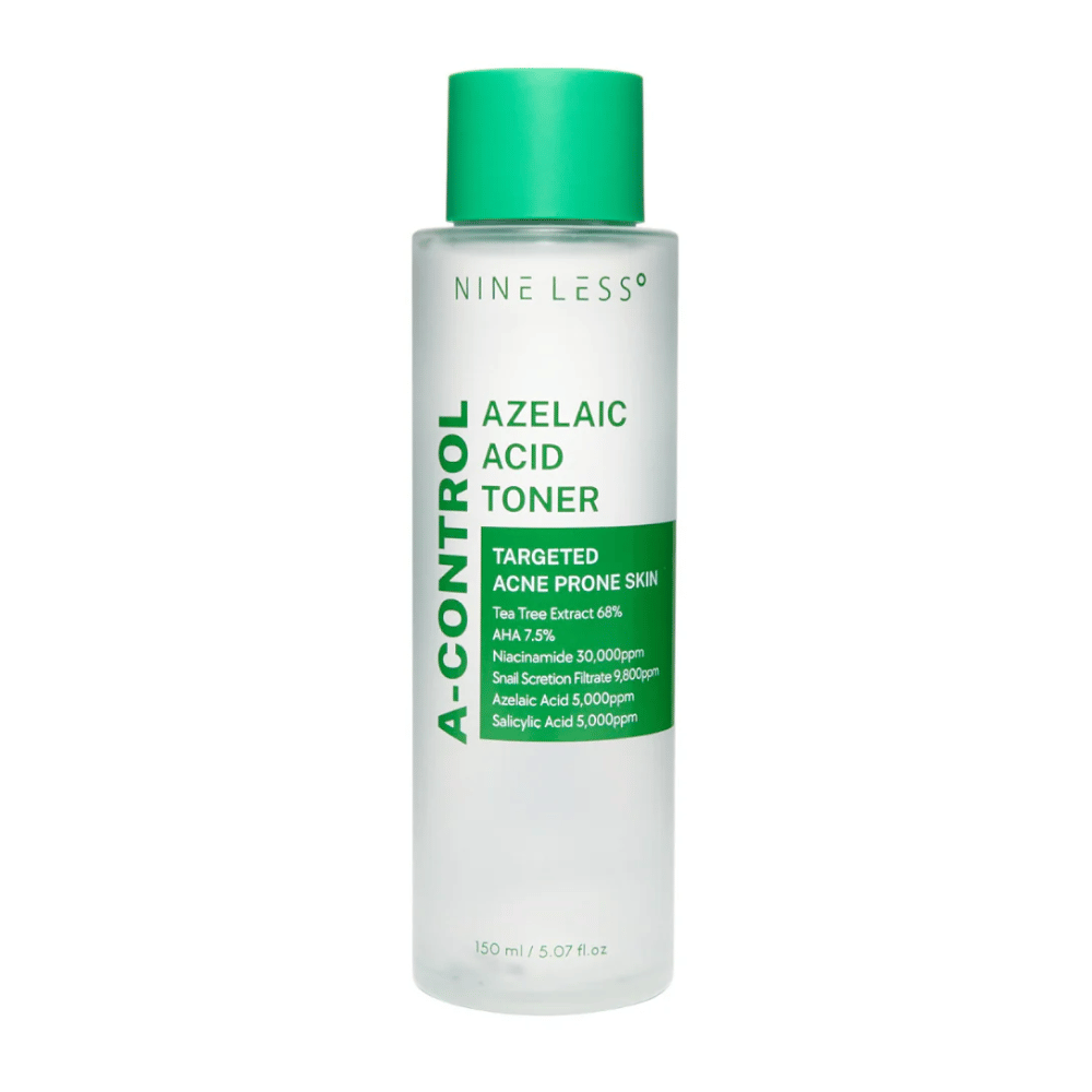 Tuotekuva Nine Less A-Control Azelaic Acid Toner 150 ml läpinäkyvässä pullossa, jossa on vihreä etiketti ja vihreä korkki.