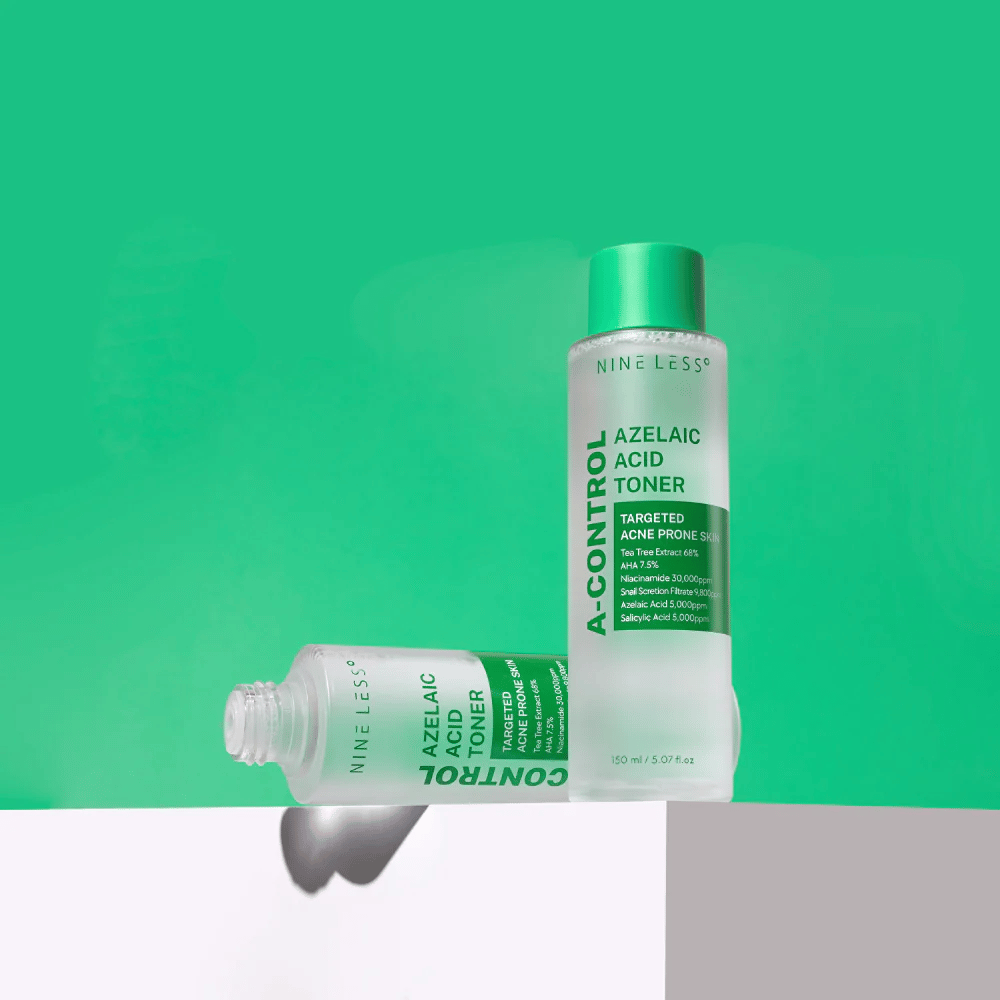 Kaksi Nine Less -pulloa A-Control Azelaic Acid Toner vihreää taustaa vasten, yksi pystyasennossa ja yksi makuulla.