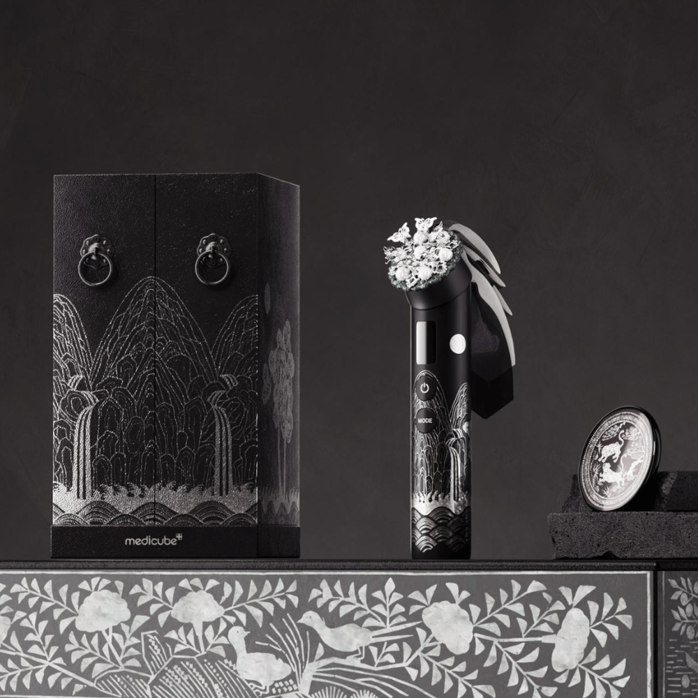 Medicube AGE-R Booster Pro APEC Edition ihonhoitotyökalu eksklusiivisella muotoilulla, joka parantaa ihon kimmoisuutta, hehkua ja ihonhoitotuotteiden imeytymistä.