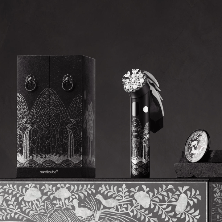 Medicube AGE-R Booster Pro APEC Edition ihonhoitotyökalu eksklusiivisella muotoilulla, joka parantaa ihon kimmoisuutta, hehkua ja ihonhoitotuotteiden imeytymistä.