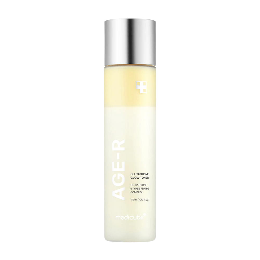 Pullo Medicube Age-R Glutathione Glow Toner, vaaleankeltainen kasvovesi, joka sisältää glutationia ja peptidikompleksin. Tuote on suunniteltu antamaan iholle pitkäkestoista hehkua ja tasaisen ihonsävyn. Pullolla on elegantti, minimalistinen muotoilu hopeanvärisellä korkilla.