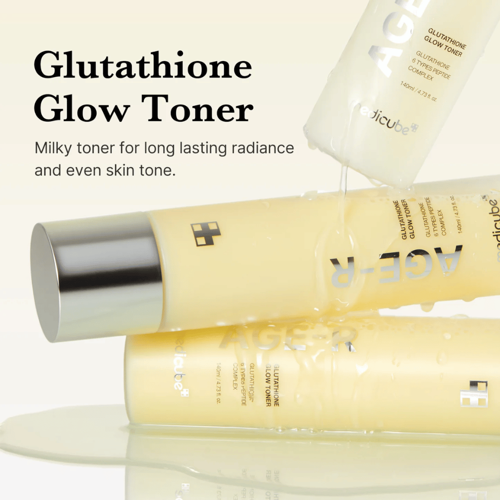 Medicube Age-R Glutathione Glow Toner näkyy keltaisessa pullossa. Tuote kuvataan maitomaiseksi kasvovedeksi, joka antaa pitkäkestoista hehkua ja tasaisen ihonsävyn. Kasvovesi sisältää glutationia ja peptidikompleksin parantaakseen ihon ulkonäköä ja rakennetta.