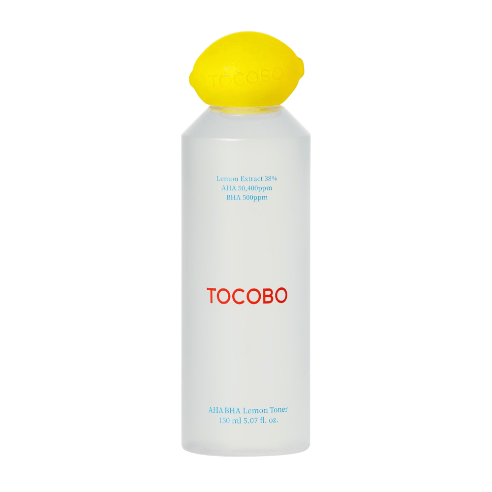 TOCOBO AHA BHA Lemon Toner läpinäkyvässä pullossa, jossa on keltainen sitruunanmuotoinen korkki ja punainen logo. Pullossa oleva teksti ilmoittaa 38 % sitruunauutetta, AHA 50 400 ppm ja BHA 500 ppm.