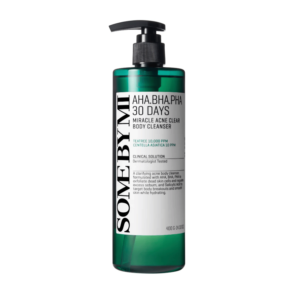 Pullo SOME BY MI AHA.BHA.PHA 30 Days Miracle Acne Clear Body Cleanser. Pullo on vihreä, mustalla pumpulla ja valkoisella etiketillä, joka kuvailee tuotteen ainesosia ja toimintoja, mukaan lukien AHA, BHA ja PHA kuorintaan ja aknen hoitoon. Tausta on valkoinen.