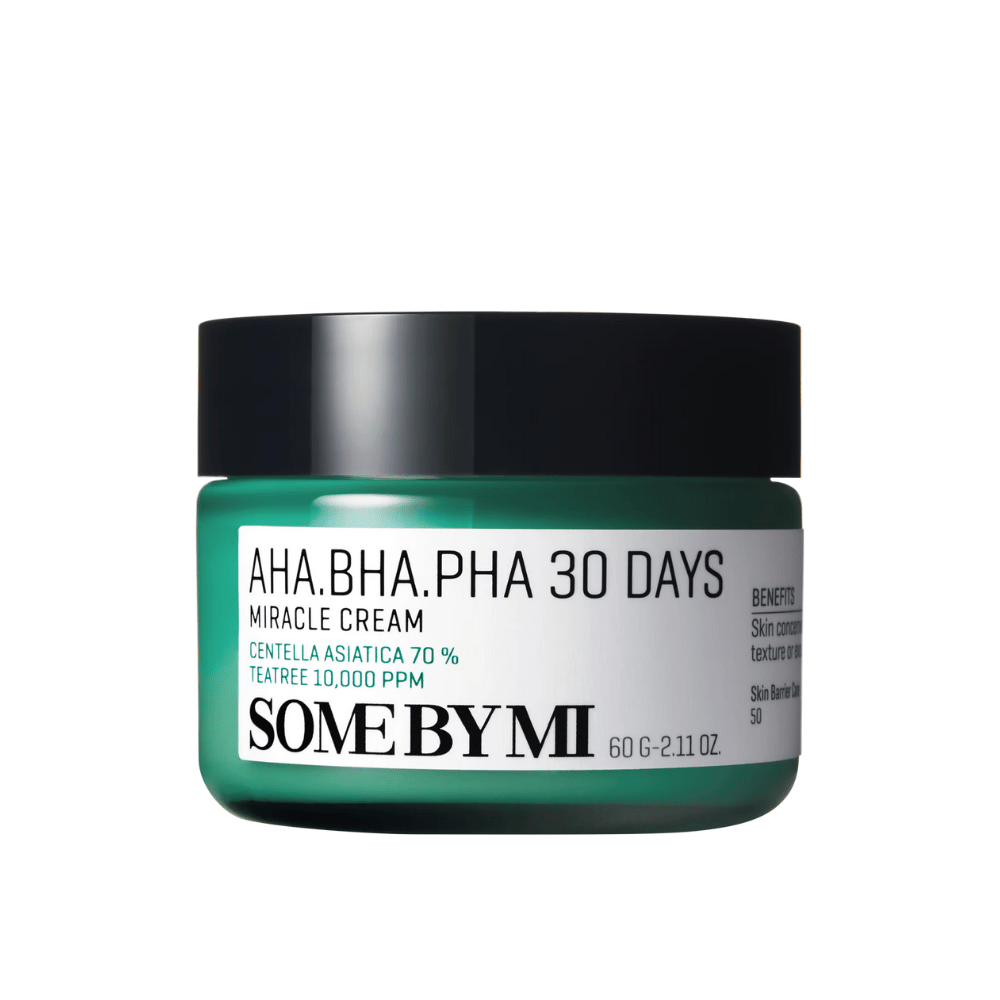 Purkillinen "SOME BY MI AHA, BHA, PHA 30 Days Miracle Cream". Tämä kosteusvoide sisältää 70 % centella asiaticaa ja 10,000 PPM tea tree-öljyä, tarkoitettu rauhoittamaan ja kosteuttamaan ihoa samalla kun se taistelee iho-ongelmia, kuten aknea, vastaan. Purkki on suunniteltu erottuvalla vihreällä värillä ja mustalla kannella.
