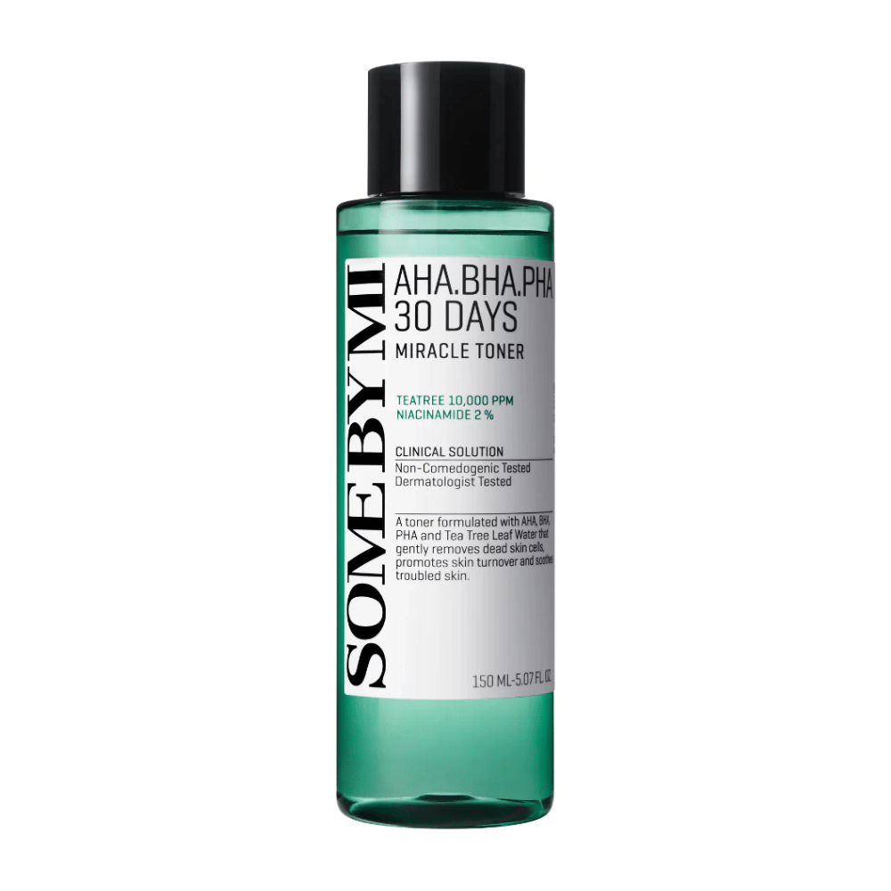 Vihreä pullo "SOME BY MI AHA, BHA, PHA 30 Days Miracle Toner" 150 ml sisällöllä. Tuote, joka sisältää teepuu-uutetta ja niasiiniamidia, on kehitetty hellävaraisesti poistamaan kuolleita ihosoluja, edistämään ihon uudistumista ja rauhoittamaan ongelmaihoa.