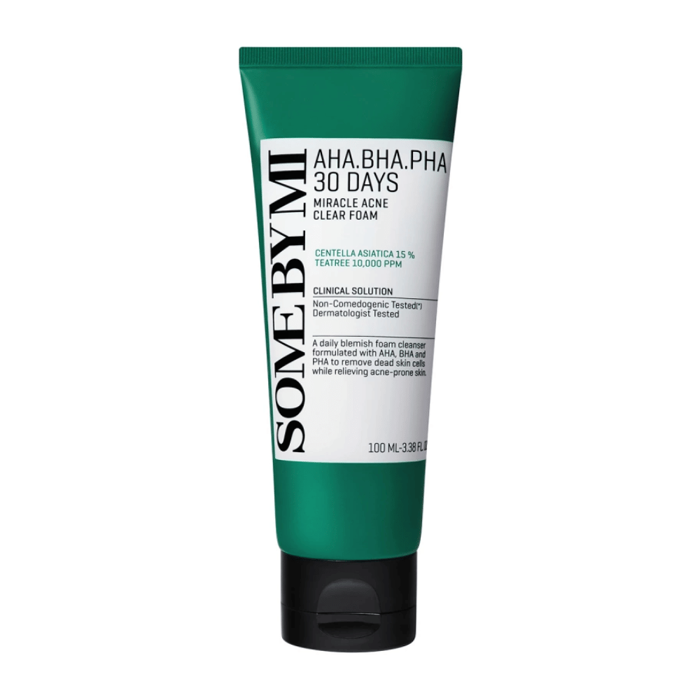 Putkilo "SOME BY MI AHA, BHA, PHA 30 Days Miracle Acne Clear Foam". Tuote sisältää centella asiaticaa ja tea tree öljyä, suunniteltu aknen hoitoon ja ihon puhdistamiseen. Putkilo on 100 ml ja dermatologisesti testattu turvallisuuden ja tehokkuuden varmistamiseksi.