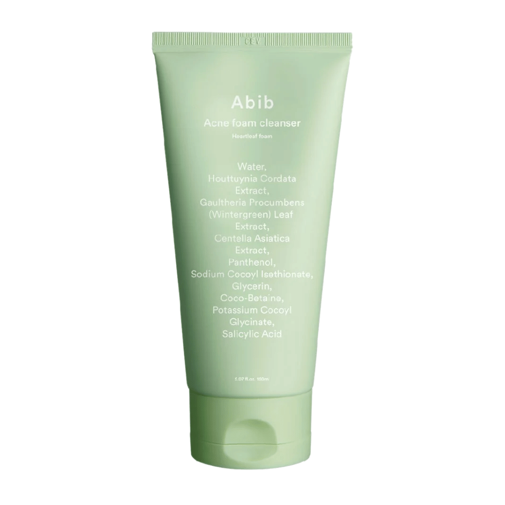 Vihreä tuubi, jossa on Abib Acne Foam Cleanser Heartleaf Foam, ja etupuolelle on painettu ainesosia kuten Houttuynia Cordata, Centella Asiatica ja salisyylihappo. Tuote seisoo pystyssä valkoista taustaa vasten.