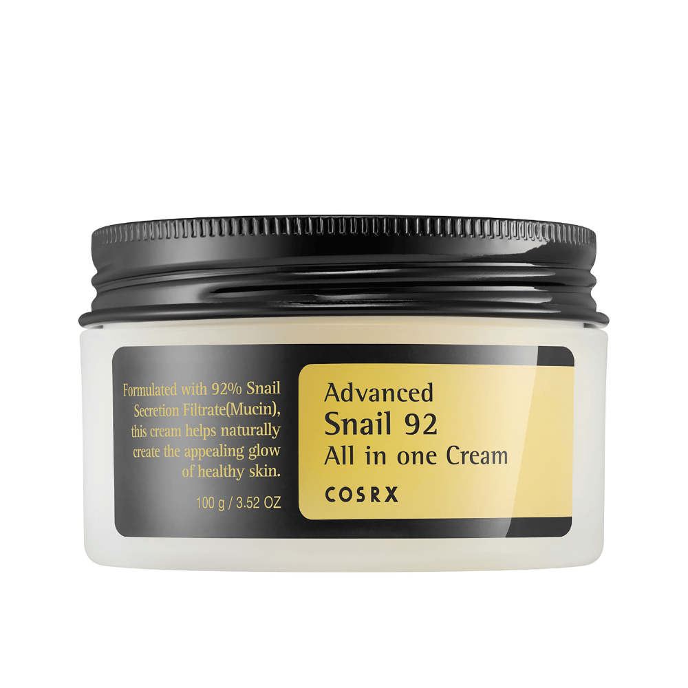 Etunäyttö suljetusta COSRX Advanced Snail 92 All in one Cream purkista, jossa on musta kansi ja keltainen etiketti valkoisella taustalla.