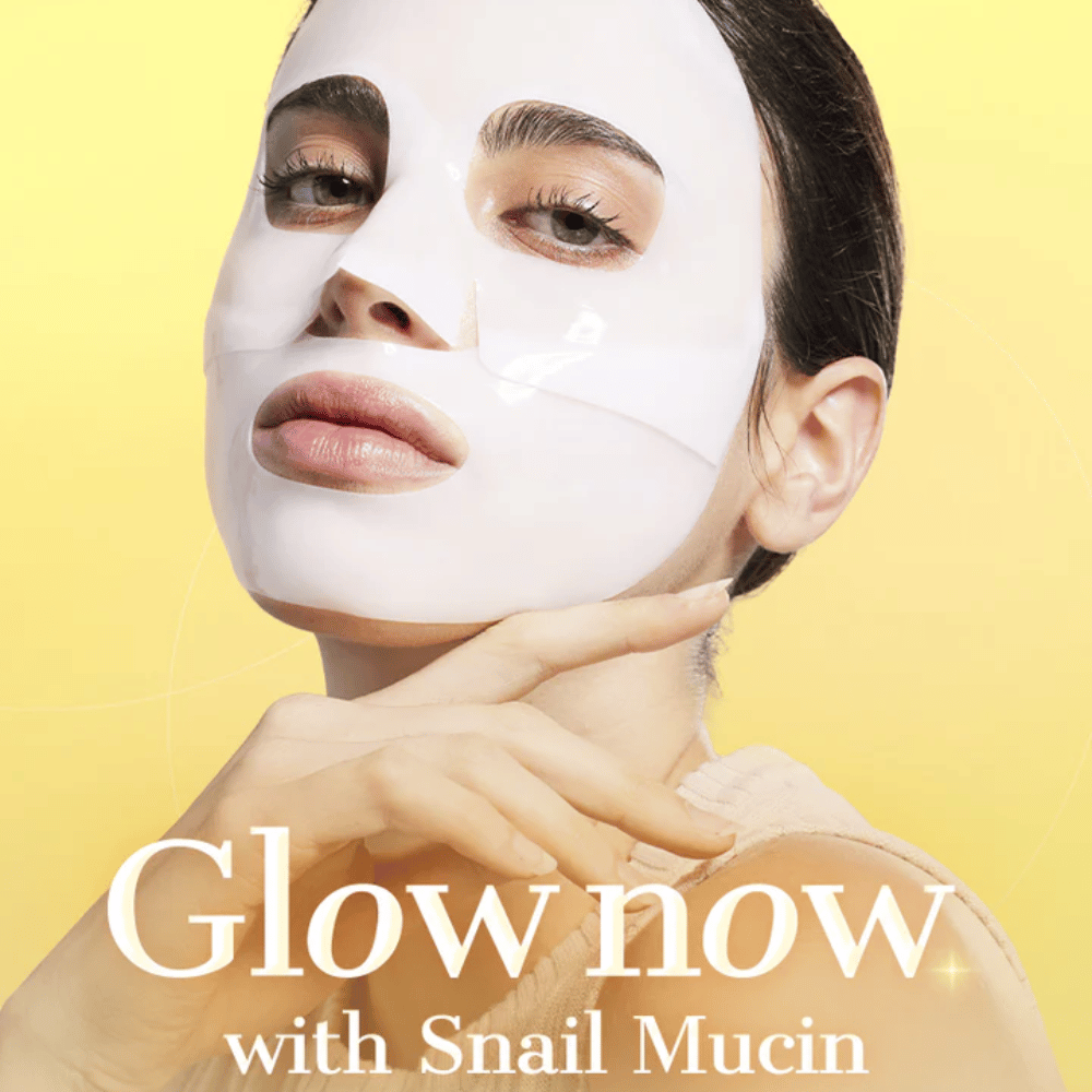 Nainen COSRX Advanced Snail Mucin Hydrogel Mask – antaa hehkua, kosteutusta ja kiinteämmän ihon etanalimalla ja kollageenilla.