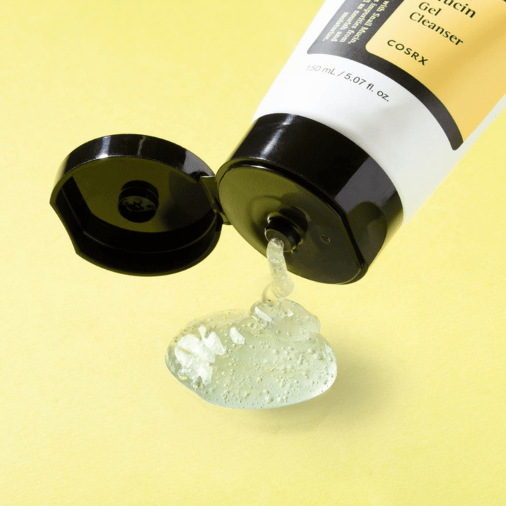 Lähikuva COSRX Advanced Snail Mucin Gel Cleanser läpinäkyvällä geelitekstuurilla – kosteuttava K-beauty puhdistus kuiville, herkille ja sekaihoille.