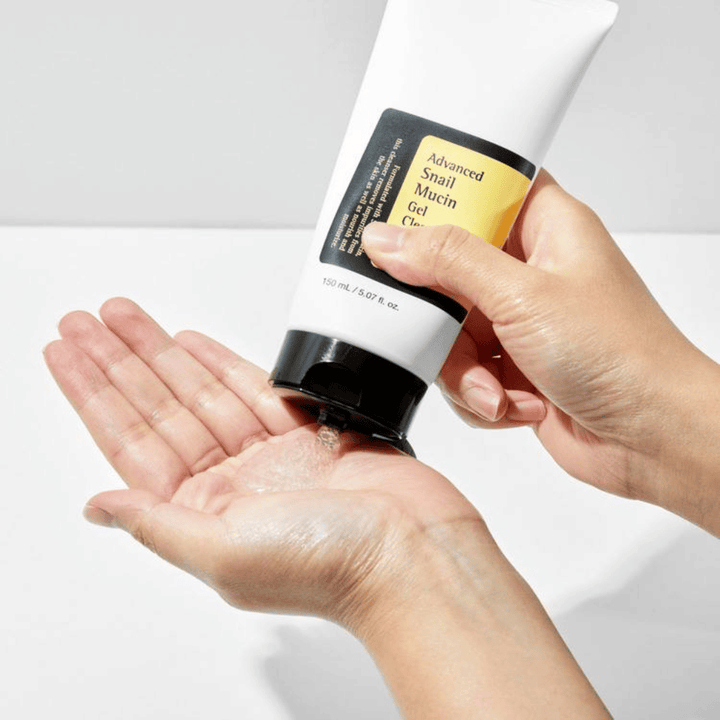 Käsi levittää COSRX Advanced Snail Mucin Gel Cleanser – hellävarainen geelipuhdistus etanaseerumilla, joka puhdistaa syvältä ja säilyttää ihon kosteustasapainon.