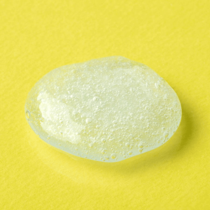 Läpinäkyvä geelitekstuuri COSRX Advanced Snail Mucin Gel Cleanser keltaisella taustalla – kosteuttava kasvojen puhdistus etanaseerumilla pehmeälle ja tasapainoiselle iholle.