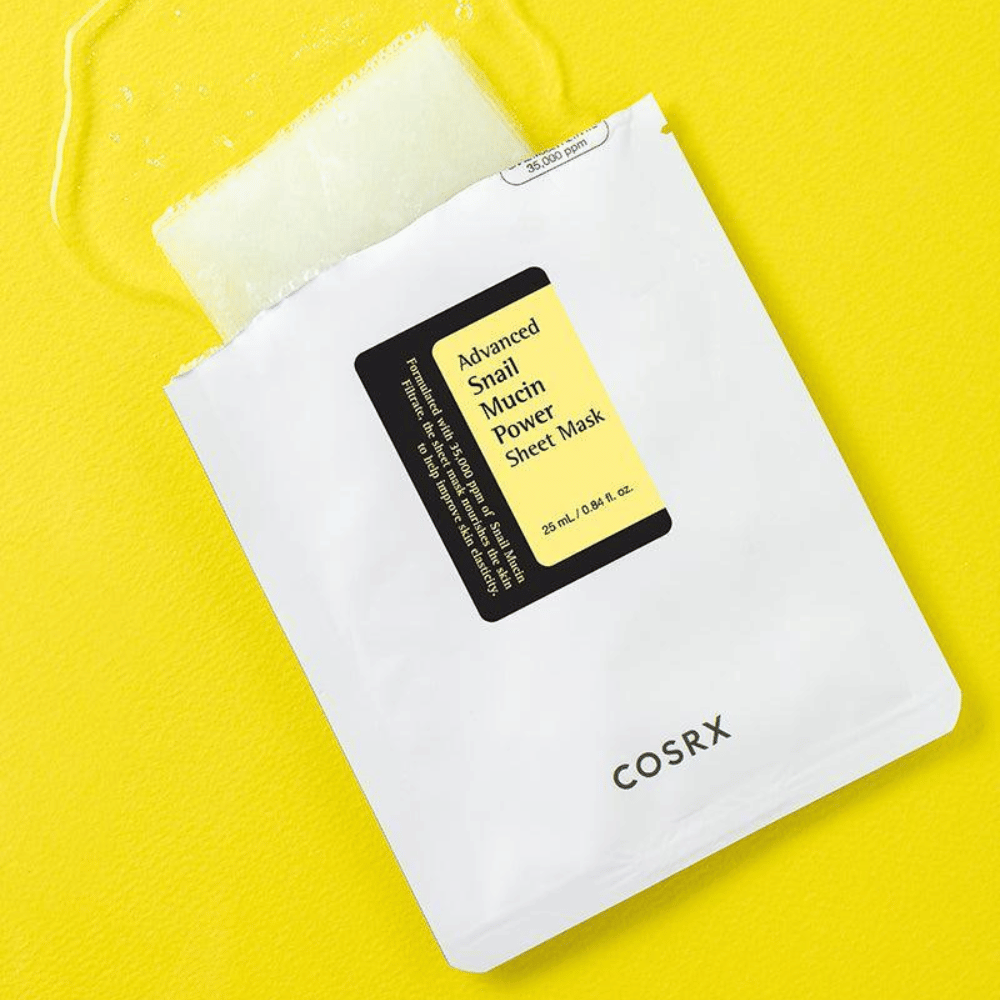 COSRX Advanced Snail Mucin Power Sheet Mask keltaisella taustalla, kosteuttava ja korjaava kasvonaamio etanaseerumilla lisäämään kimmoisuutta ja hehkua.