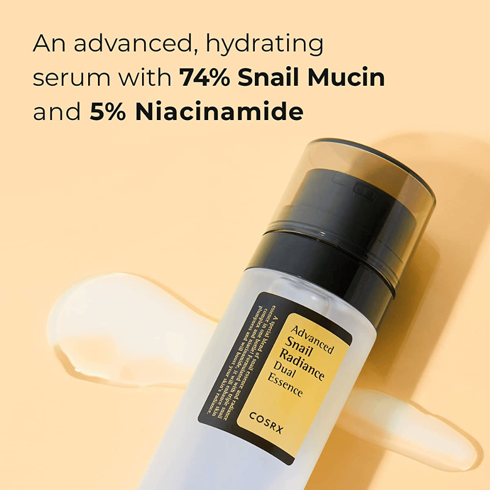 Pullo COSRX Advanced Snail Radiance Dual Essence, 80 ml, mustalla pumpulla ja etiketillä, esitetty vaaleaa taustaa vasten, jossa teksti korostaa 74 % Etan Limaa ja 5 % Niasiiniamidia.