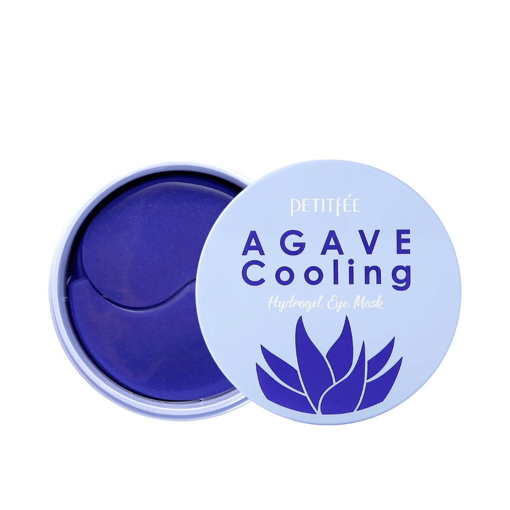 Irrotettu tuotekuva tuotteesta PETITFEE Agave Cooling Hydrogel Eye Mask, jossa avattu purkki näyttää violetit hydrogeelilaput ja tyylikkään vaaleansinisen pakkauksen.