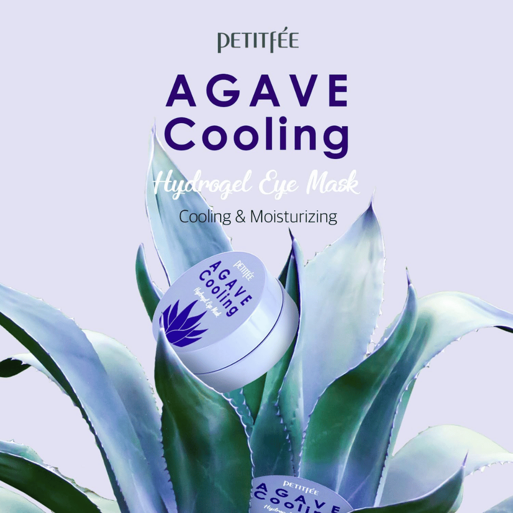 Tuotekuva tuotteesta PETITFEE Agave Cooling Hydrogel Eye Mask aseteltuna suurten agaavenlehtien joukkoon. Kuva korostaa viilentäviä ja kosteuttavia ominaisuuksia raikkaalla, kasviaiheisella teemalla.