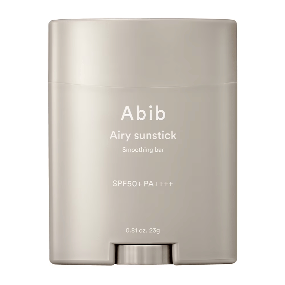 Kuva näyttää beigen aurinkosuojapuikon Abib, jossa on teksti "Airy Sunstick Smoothing Bar" ja aurinkosuojakerroin SPF50+ PA++++, täydellinen päivittäiseen suojaan UV-säteiltä.
