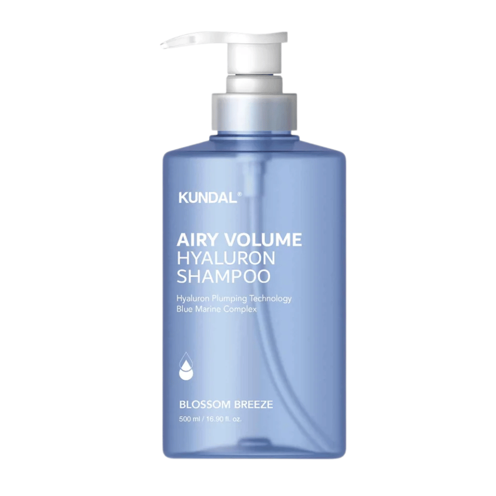 KUNDAL Airy Volume Hyaluron Shampoo Blossom Breeze sinisessä pumppupullossa, volyymia antava shampoo hyaluronilla ja Blue Marine Complexilla.