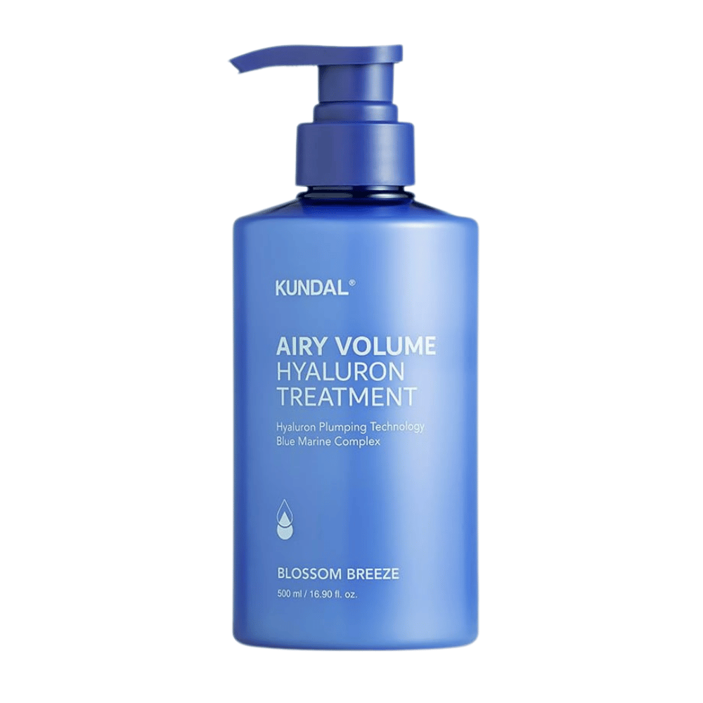 KUNDAL Airy Volume Hyaluron Treatment sinisessä pumppupullossa, 500 ml, tekstillä Blossom Breeze etiketissä.