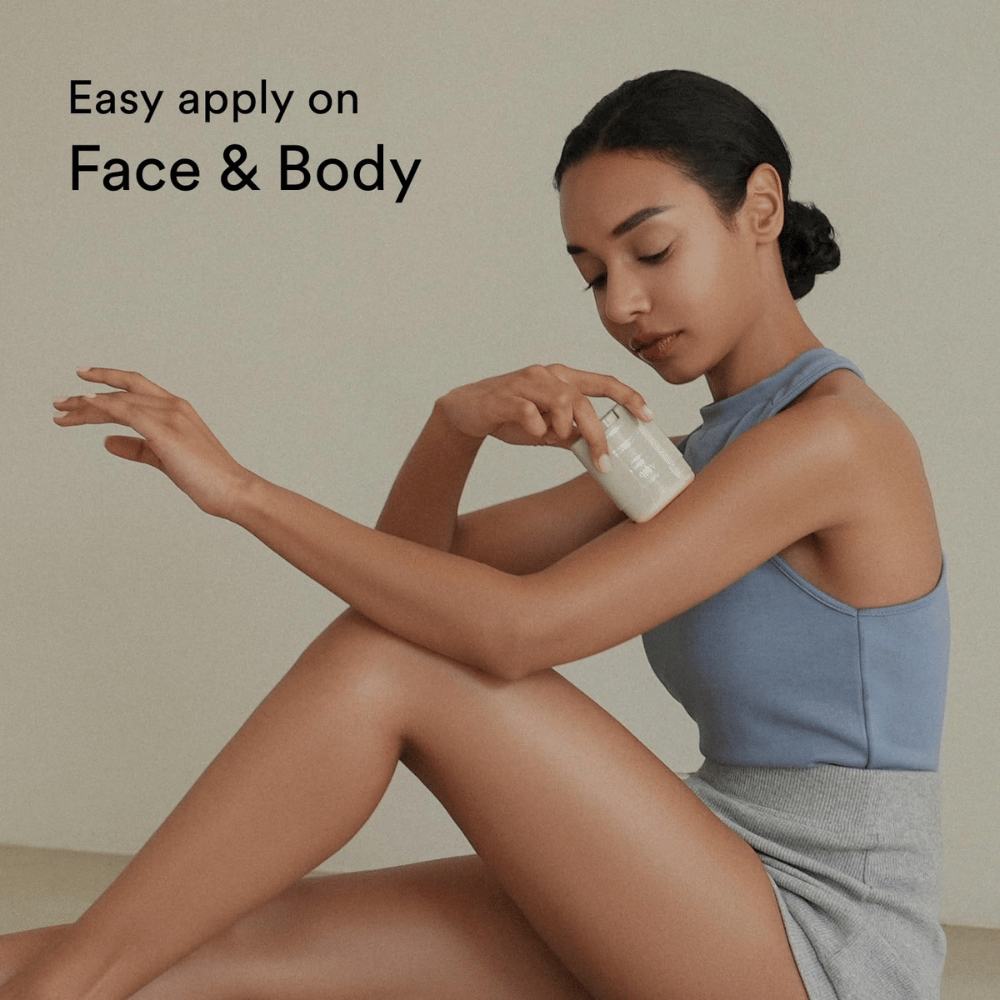 Kuva näyttää naisen levittämässä aurinkosuojapuikkoa käsivarrelle. Teksti "Easy apply on Face & Body" korostaa, että tuotetta on helppo käyttää sekä kasvoille että vartalolle.