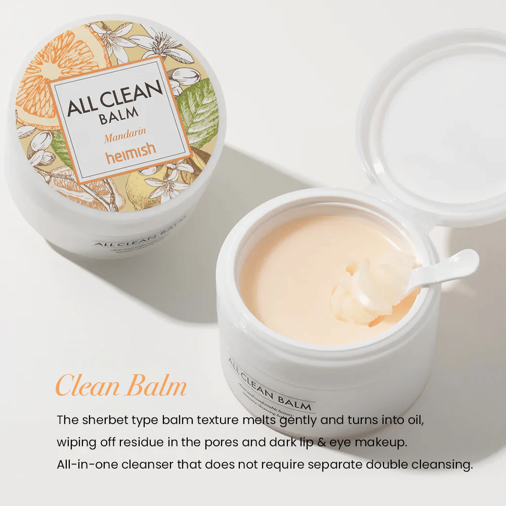 Avoin purkki Heimish All Clean Balm Mandarin lusikalla, joka sekoittaa kermaista puhdistusbalmia, värikkäällä etiketillä ja tekstillä 'Clean Balm' etualalla.