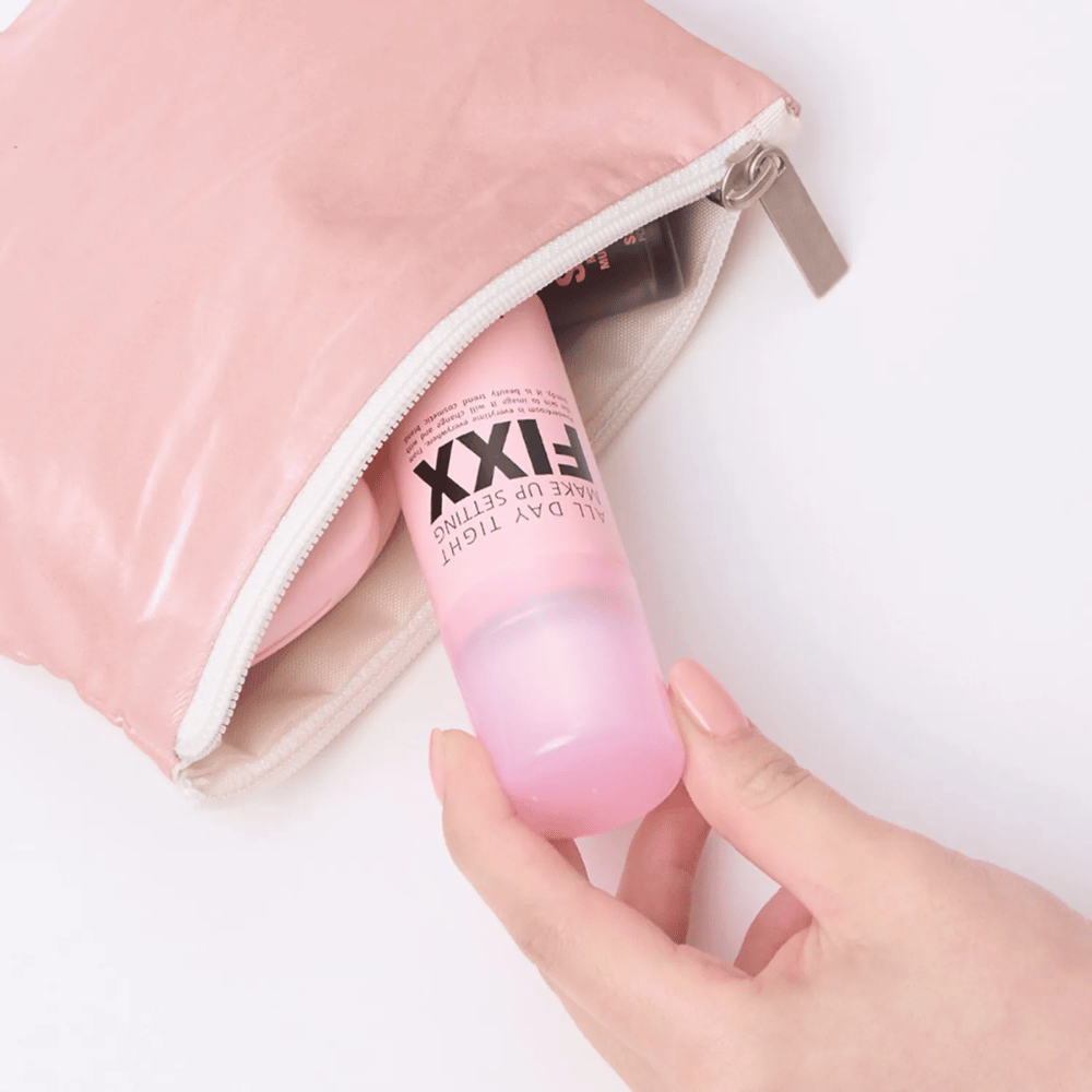 4. So Natural All Day Tight Make Up Setting Fixx – kompakti vaaleanpunainen meikinkiinnityssuihke, joka mahtuu meikkipussiin