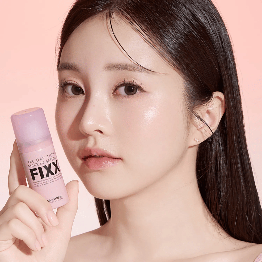 2. So Natural All Day Tight Make Up Setting Fixx – malli, jolla on vaaleanpunainen meikinkiinnityssuihke pitkäkestoista meikkiä varten