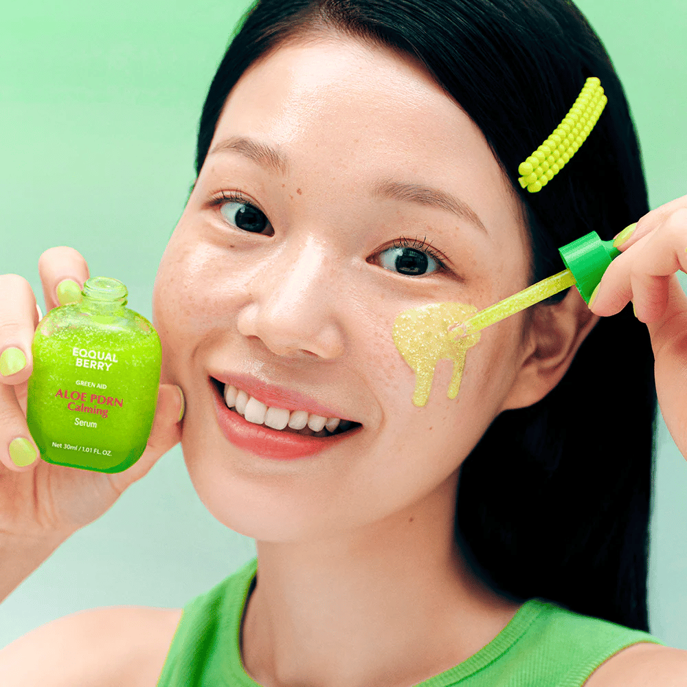 Malli levittää EQQUALBERRY Aloe PDRN Calming Serum pipetillä – kevyt geeliseerumi, joka rauhoittaa punoitusta ja antaa luonnollista hehkua.