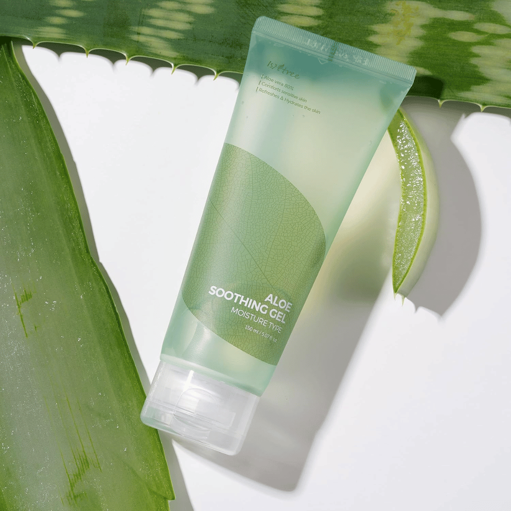 Isntree Aloe Soothing Gel Moisture Type – kosteuttava geeli, jossa on 80 % aloe veraa, kuvattuna tuoreiden aloelehtien kanssa