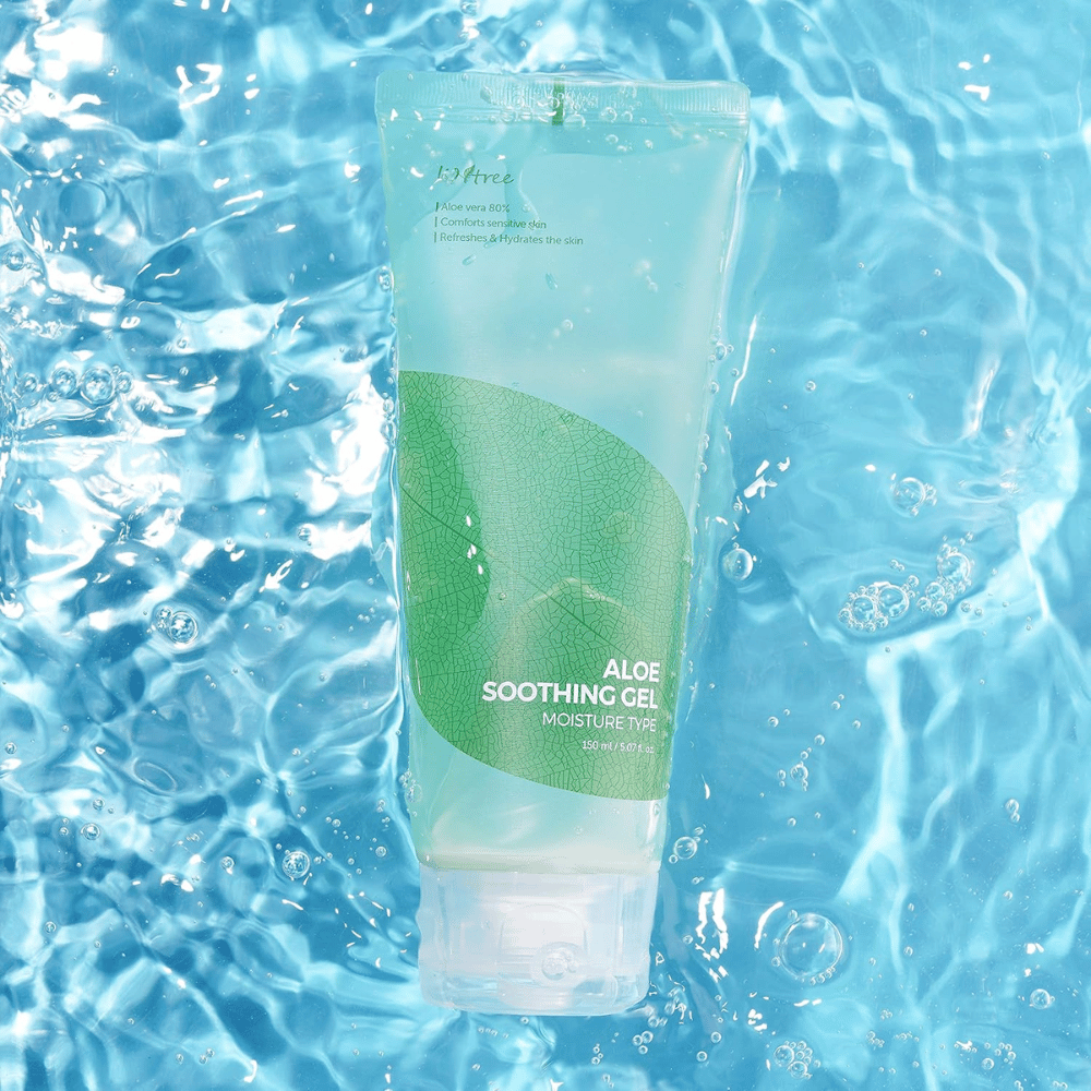 Isntree Aloe Soothing Gel Moisture Type 150 ml – rauhoittava ja kosteuttava aloe vera -geeli sinistä vesitaustaa vasten
