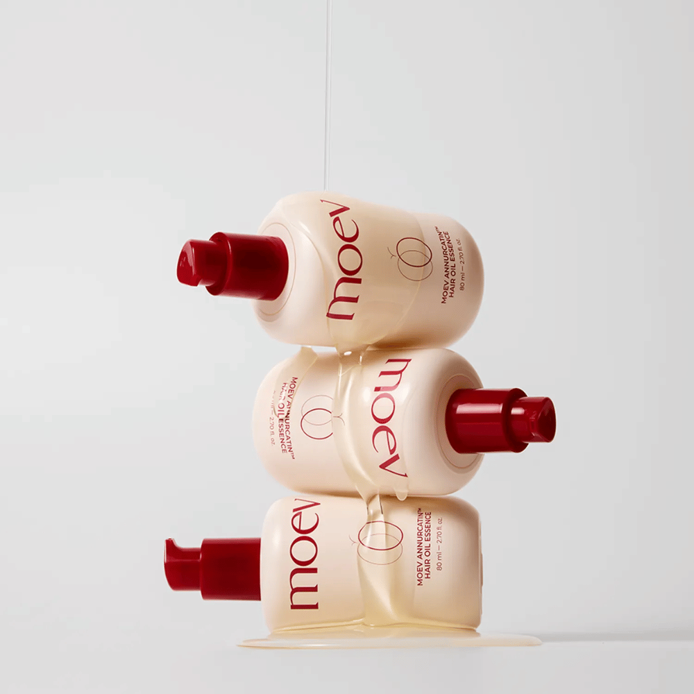 Kolme pulloa MOEV Annurcatin Hair Oil Essence pinottu – ravitseva hiusöljy, joka sisältää Annurca-omenaa ja biotiinia, vahvistaa, suojaa ja antaa hiuksille kiiltoa ja joustavuutta.