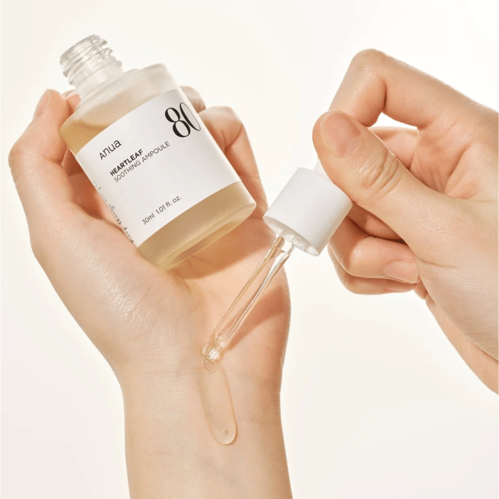 Käsi, joka pitää Heartleaf 80% Soothing Ampoule 30ml Anua.