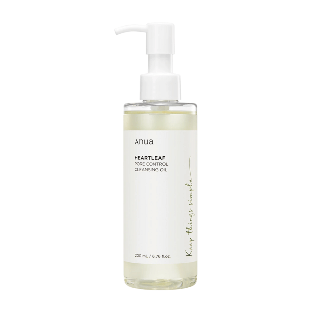 Kuva näyttää ANUA Heartleaf Pore Control Cleansing Oil, ihonhoitotuotteen, joka on tarkoitettu kasvojen puhdistukseen. Pullo on läpinäkyvä ja etiketissä on minimalistinen muotoilu, mikä antaa puhtaan ja luonnollisen tunteen. Se on 200 ml / 6.76 fl.oz. ja siinä on kätevä pumppu helppoa annostelua varten.