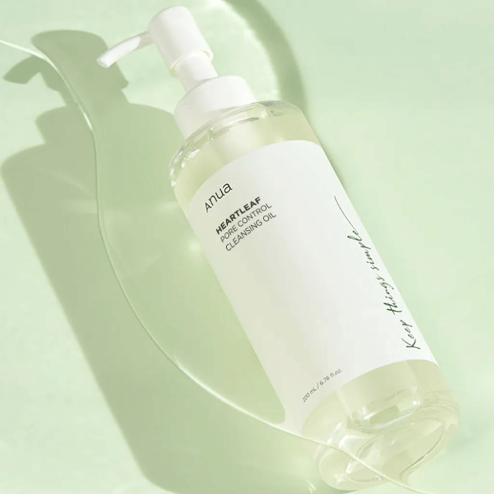 Kuvassa näkyy ANUA Heartleaf Pore Control Cleansing Oil, puhdistusöljy, jossa on pumppumuotoilu. Pullo on läpinäkyvä ja sisältö näyttää olevan kevyt, öljyinen koostumus. Etiketissä on tuotemerkin logo ja tuotteen nimi yksinkertaisella ja tyylikkäällä tekstillä, mikä lisää minimalistisen kauneuden ja puhtauden tunnetta. Designissa lukee "Keep things simple", mikä viittaa yksinkertaisuuden filosofiaan ihonhoitorutiinissa. Pullo sisältää 200 ml tuotetta.