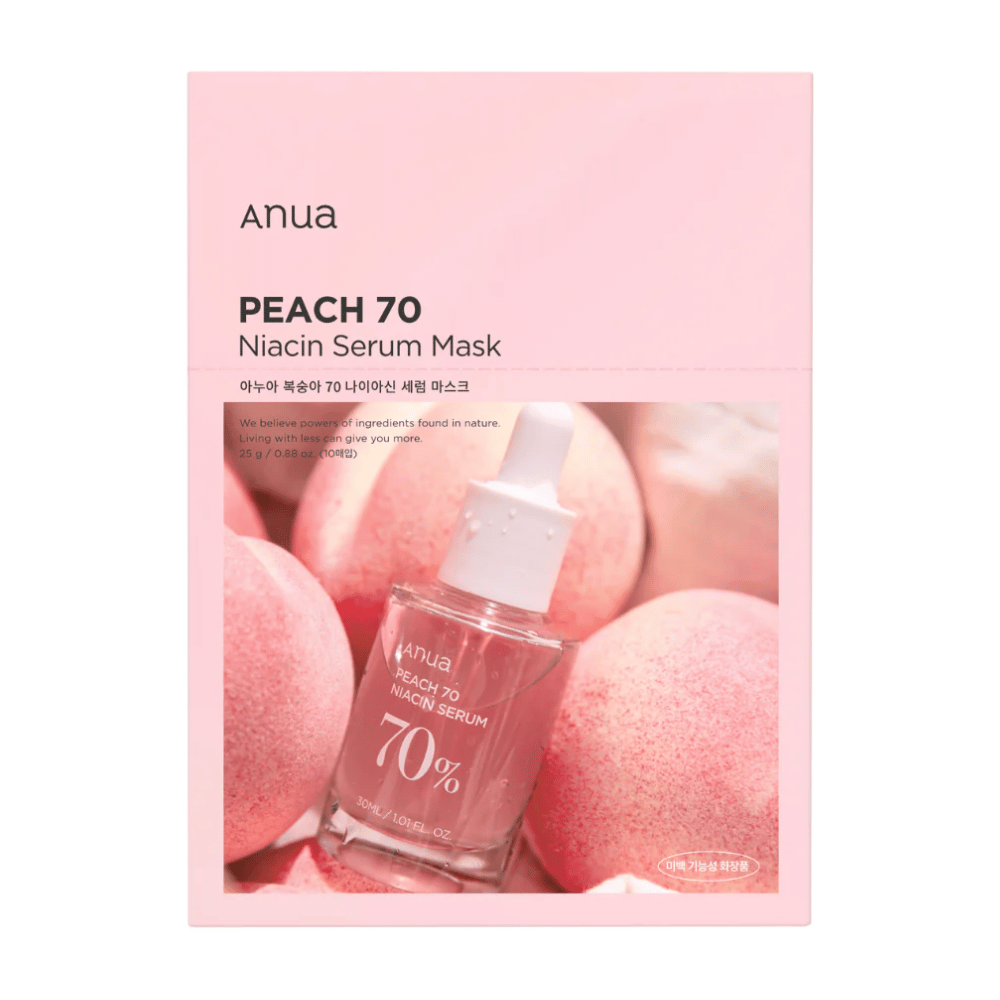 Pakkaus Anua PEACH 70 Niacin Serum Maskista persikoiden taustalla. Vaaleanpunainen pakkausdesign sopii yhteen persikoiden luonnollisten sävyjen kanssa, ja läpinäkyvä seerumipullo on osittain näkyvissä. Tuote korostaa luonnon ainesosien käyttöä.