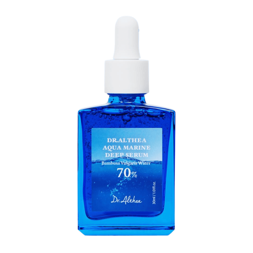 Dr. Althea Aqua Marine Deep Serum 30 ml sinisessä lasipullossa pipetillä, rikastettu 70 % Bambusa Vulgaris Waterilla intensiiviseen kosteutukseen, rauhoittavaan vaikutukseen ja parannettuun ihon suojaan.