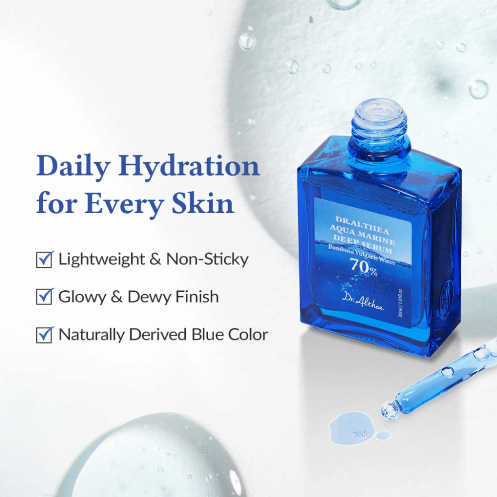 Dr. Althea Aqua Marine Deep Serum sinisessä lasipullossa pipetillä, kevyt ja ei-tahmea koostumus, joka tarjoaa päivittäistä kosteutusta, hehkuvan ja kasteisen lopputuloksen sekä luonnollisen sinisen värin kaikille ihotyypeille.